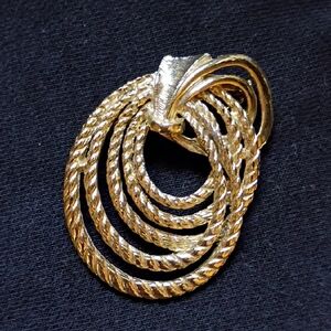Elegant Gold-Tone Twisted Rope Brooch